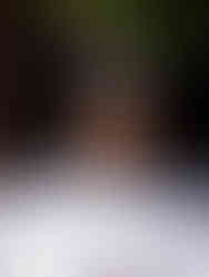 Copa de vino rosado en Viva La Vida Cartagena, bebida refrescante para maridar sushi y gastronomía asiática.