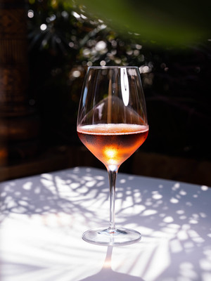Copa de vino rosado en Viva La Vida Cartagena, bebida refrescante para maridar sushi y gastronomía asiática.