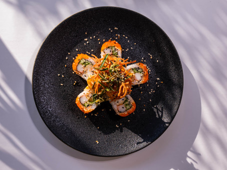 Maki gourmet servido en plato negro en Viva La Vida Cartagena, sushi con presentación premium.