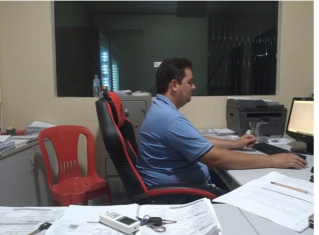 O comerciante Vinicius Ferreira no escritório do seu comércio, “O Vinicius atacado", localizado em Dom Expedito Lopes-Pi. Foto: Luca Ferreira
