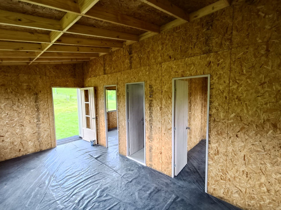 Panel SIP con núcleo EPS + OSB instalado por INNOVA SIP en Colombia – construcción eficien