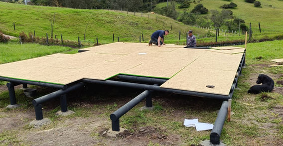 Casa prefabricada construida con panel SIP estructural certificado APA por INNOVA SIP en Colombia
