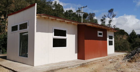 Casa campestre construida con panel SIP en Villa de Leyva por INNOVA SIP
Glamping modular en sistema Wood Frame con acabado LP SmartSide en Anapoima
Fachada con panel SIP certificado APA, construida en Boyacá
