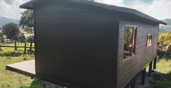 Casa prefabricada construida con panel SIP estructural certificado APA por INNOVA SIP en Colombia
