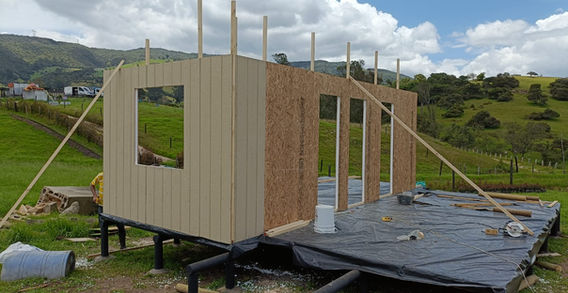 Casa prefabricada construida con panel SIP estructural certificado APA por INNOVA SIP en Colombia
