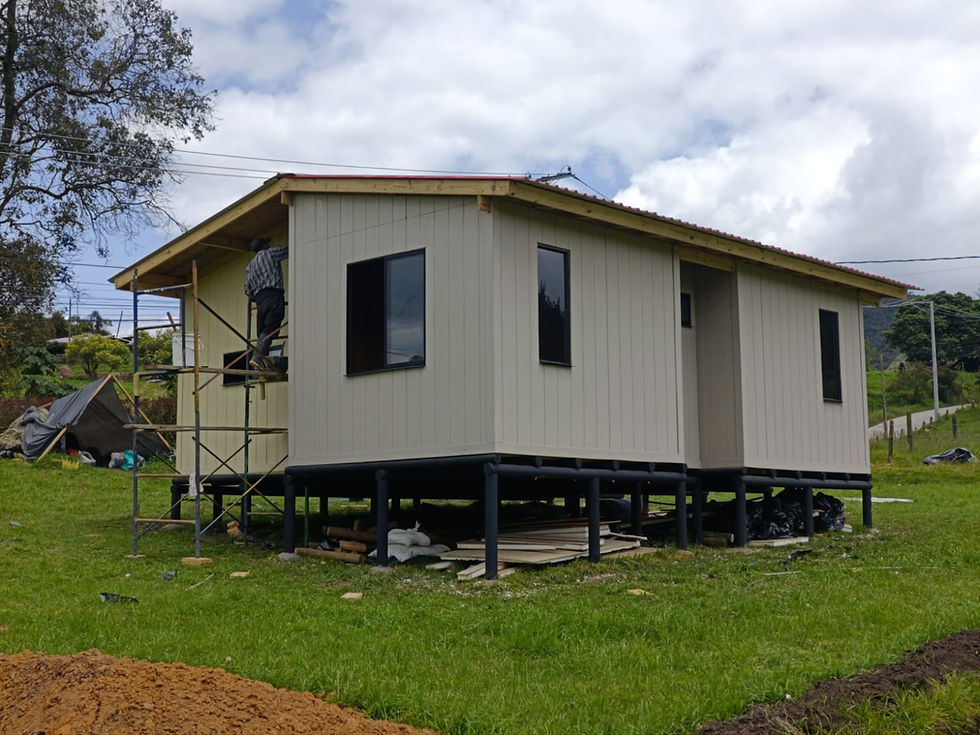 Panel SIP con núcleo EPS + OSB instalado por INNOVA SIP en Colombia – construcción eficien