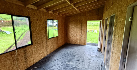 Casa prefabricada construida con panel SIP estructural certificado APA por INNOVA SIP en Colombia
