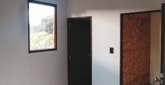Casa prefabricada construida con panel SIP estructural certificado APA por INNOVA SIP en Colombia
