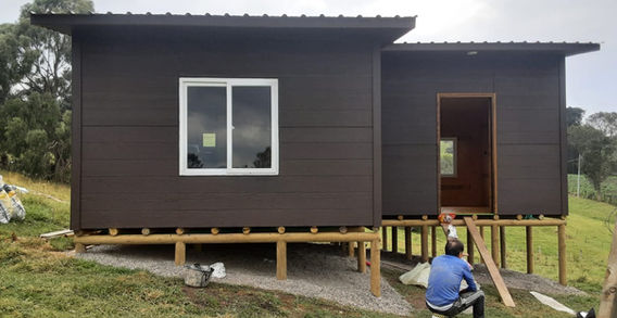 Casa prefabricada construida con panel SIP estructural certificado APA por INNOVA SIP en Colombia

