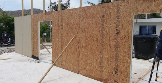 Casa prefabricada construida con panel SIP estructural certificado APA por INNOVA SIP en Colombia
