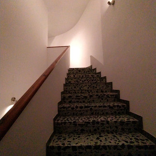 De Depósito de agua a elegante En-Suite: La increible transformación por Interioristas en Sitges.