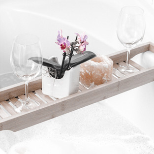 Bandeja de bañera con copas de vino, mini orquidia, vela de sal