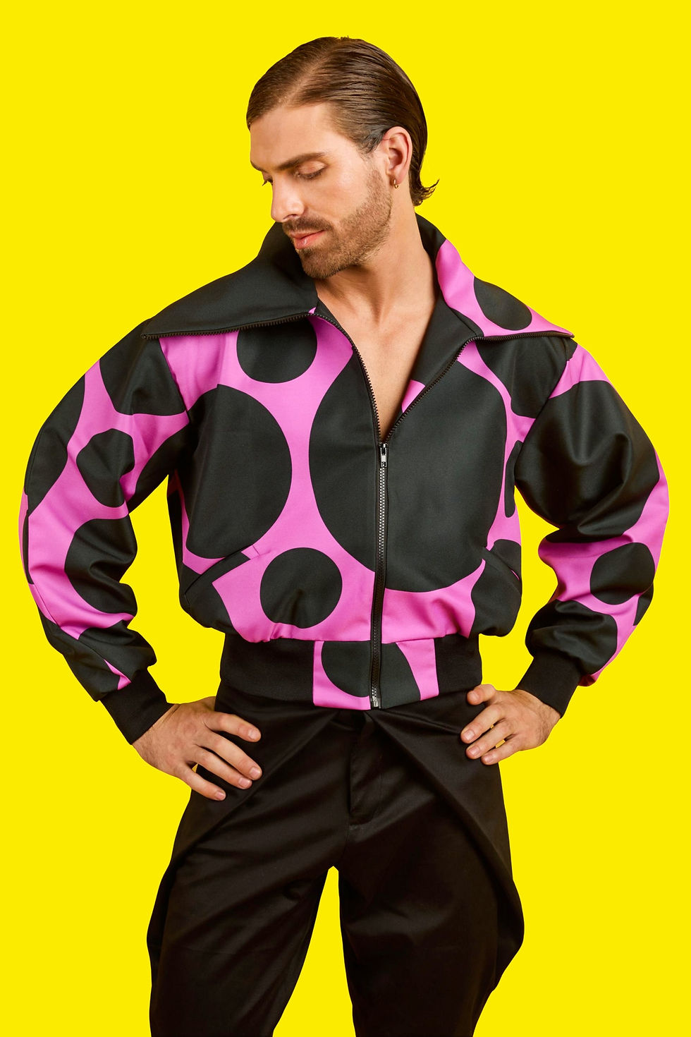 Chamarra Corta de Lunares Negro y Fucsia.