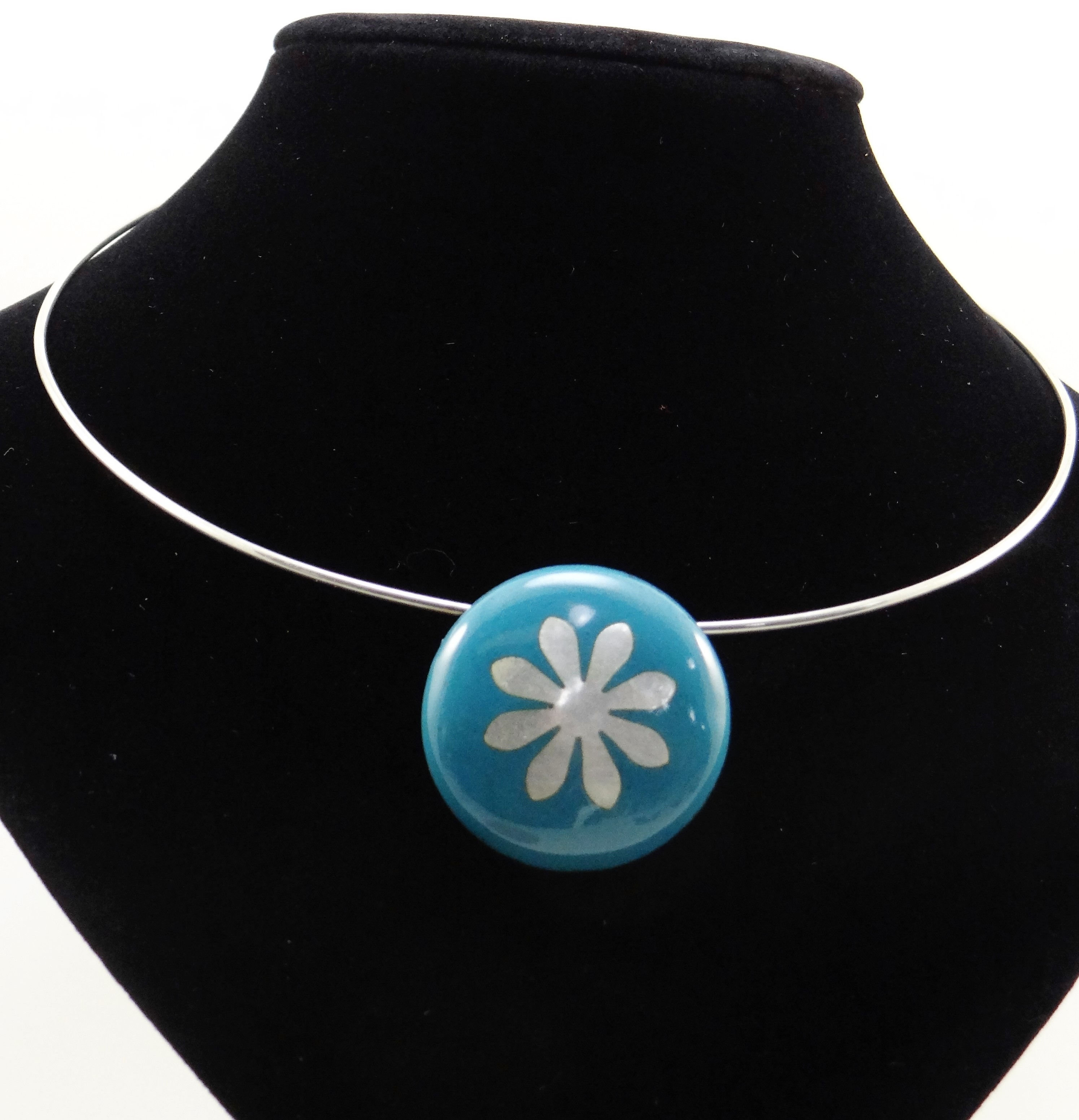 "Sweetheart" enamelled choker with fine silver daisy