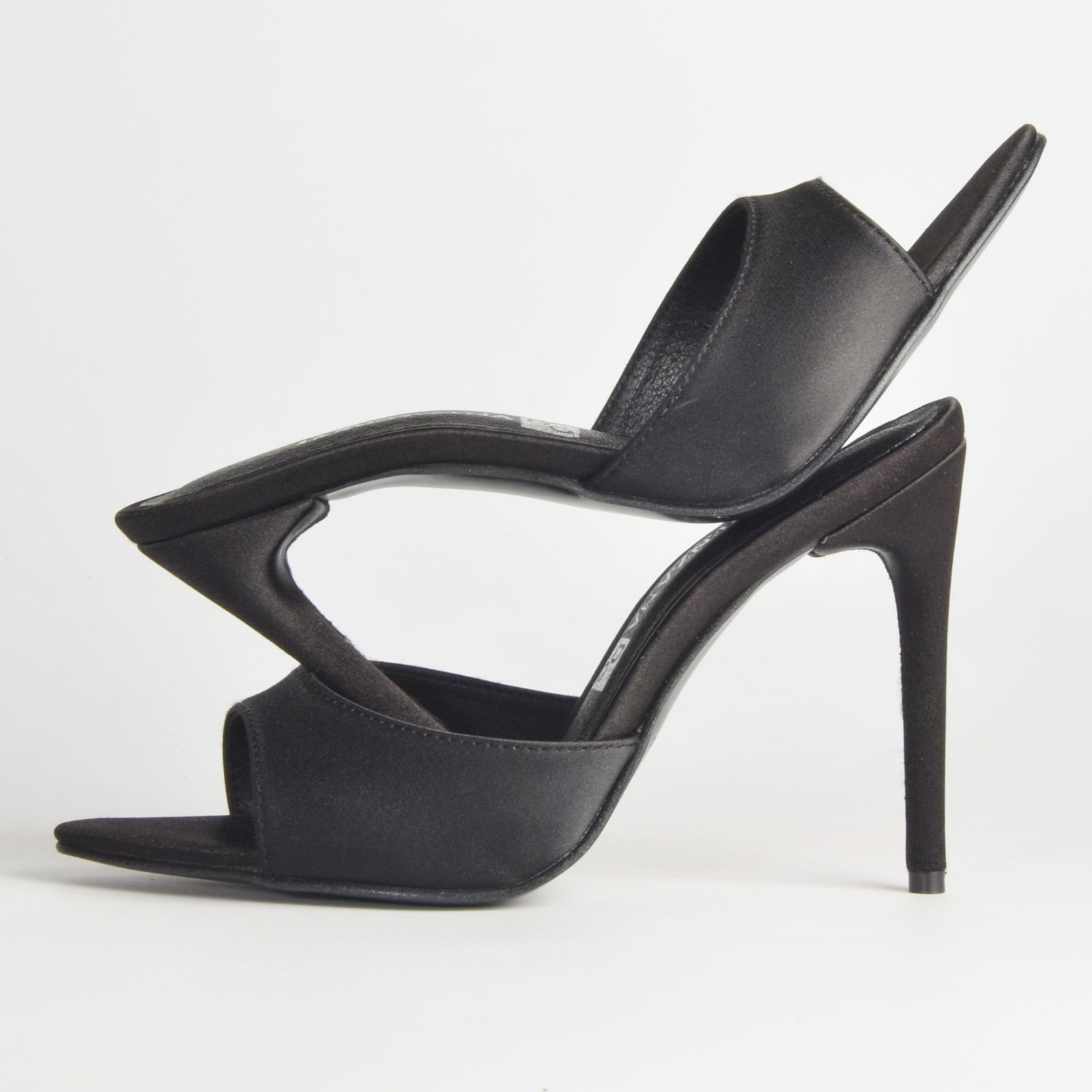 sandalia con tacón color negro