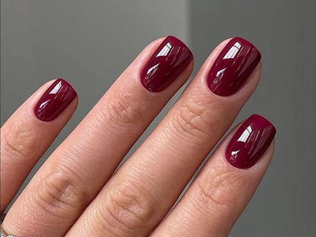 Tendencias de Uñas para esta Navidad 2025: Elegancia, Brillo y Estilo que Enamora