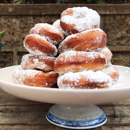 POWDERED SUGAR MINI DOUGHNUTS