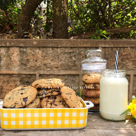 CHEWY CHOCOLATE CHIP OAT COOKIES
