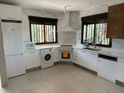 Cocina moderna y equipada de casa en alquiler