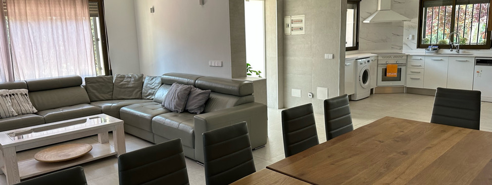 Amplia sala y comedor con cocina integrada