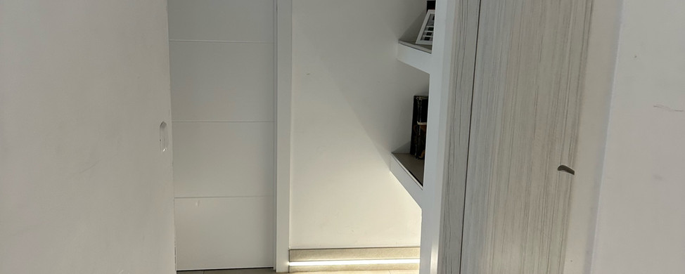 Pasillo luminoso con estantes; alojamiento Madrid