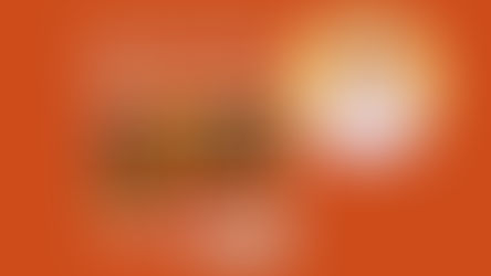 Herbst auf Deutsch – Sätze für Wetter & Smalltalk (A2–B2); Waldweg mit buntem Laub, Porträt von Charlotte von CharLingua