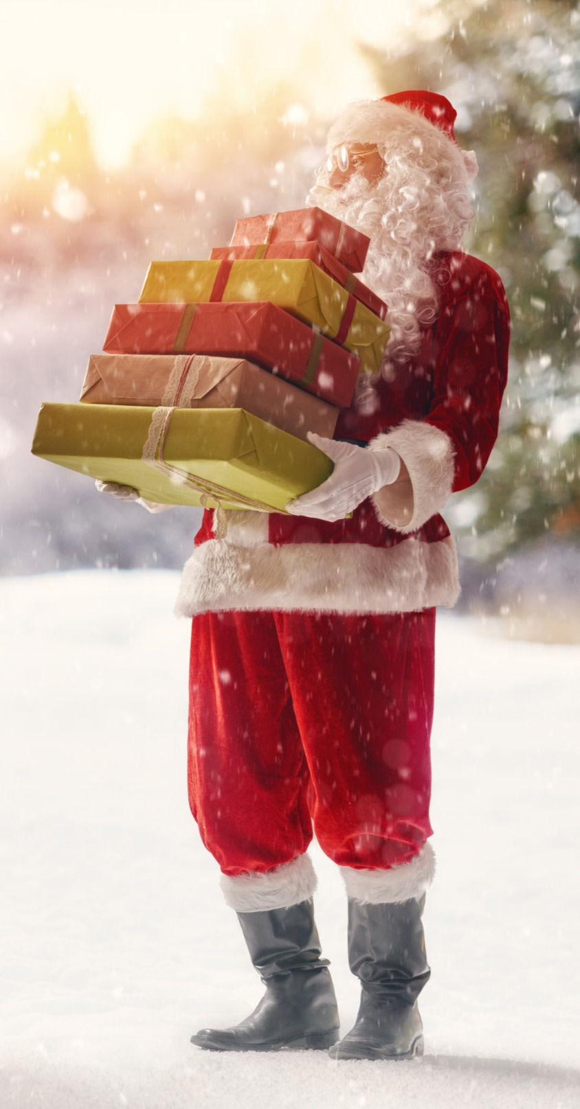 Weihnachtsmann mit Geschenken im Schnee