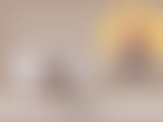 Titelgrafik zum Blogbeitrag ‚Einkaufen in Deutschland: Umtausch und Rückgabe – die wichtigsten Sätze (B1)‘ mit Foto einer enttäuschten Kundin mit Einkaufstüte und Porträt von Charlotte am Mikrofon.