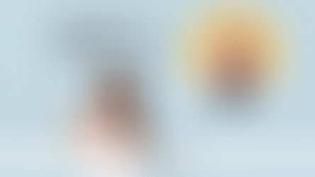 Titelbild zum Blogbeitrag über Höflichkeit auf Deutsch: Warum Deutsch oft direkt klingt und trotzdem höflich ist, mit überraschter Frau und Charlotte von CharLingua als Deutschlehrerin.