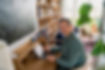 Accompagnement client avec Nicolas de Beaux Jours Maison, travaillant à son bureau entouré de plantes dans un intérieur lumineux et apaisant