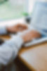 Cadre supérieur travaillant sur l'ordinateur dans le cadre d'un coaching.
