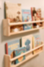 Regale mit Kinderbücher