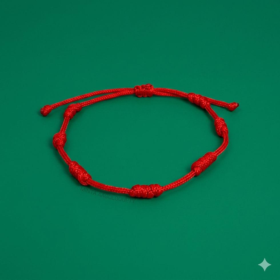 Pulseira vermelha com nós ajustáveis, destacada em fundo verde.