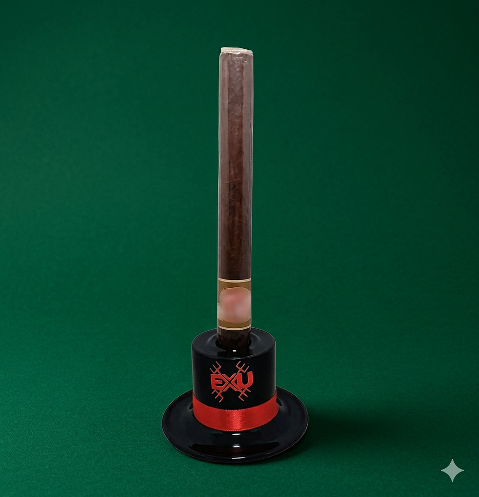 Charuto marrom B4U em suporte chapéu cartola vermelho sobre mesa verde.