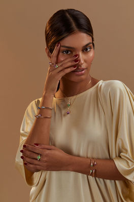Photo mode de bijoux de la joaillerie Korloff portés par une mannequin en studio à Paris.