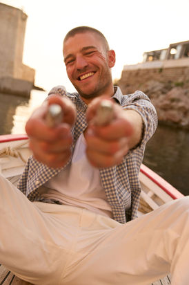 Editorial mode en Bretagne avec chemises haut de gamme dans un décor côtier.
