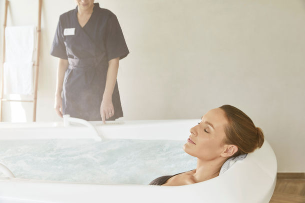 Photographie lifestyle et publicité d'une femme dans le spa de l'hôtel, thalasso et spa Valdys Resort en Bretagne