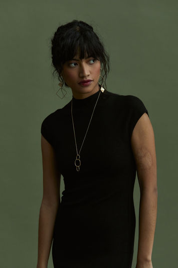 Photographie eshop d'un mannequin femme portant des boucles d'oreilles d'un artisan créateur de bijoux.