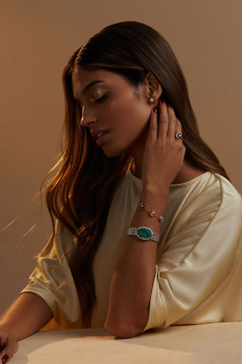 Photo d'une mannequin portant des bijoux de la joaillerie Korloff, en studio à Nantes.