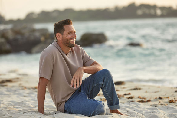 Photographie lifestyle et publicité d'un homme sur une plage pour l'hôtel, thalasso et spa Valdys Resort à Roscoff, Bretagne