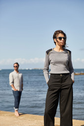 Photographie mode et lifestyle de deux mannequins, au bord de la mer, portant tous les deux une paire de lunettes de soleil de la marque Friendly Frenchy.