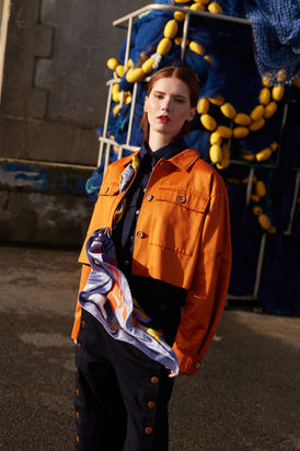 Mannequin femme veste orange, foulard soie coloré noué, port Finistère, shooting mode luxe Bretagne — photographe DA.