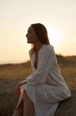 Photographie lifestyle et portrait d'une femme assise au coucher du soleil pour l'hôtel, thalasso et spa Valdys Resort en Bretagne