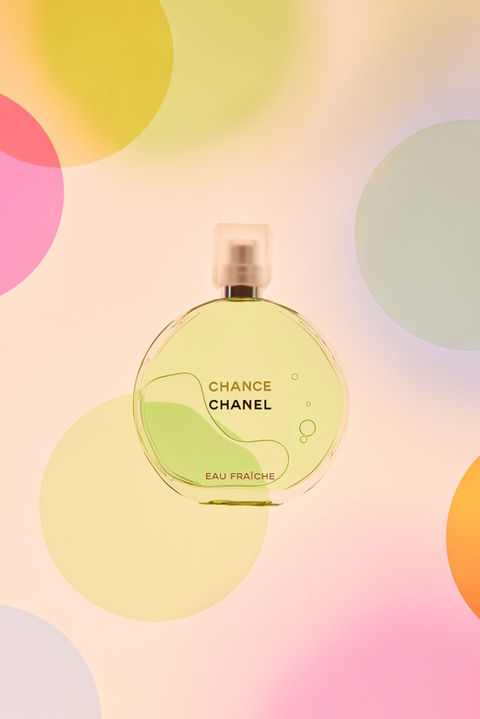 Photographe studio cosmétique Bretagne, set design skincare luxe et composition minimaliste.