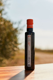 Bouteille d'huile d'olive dans les champs d'oliviers
