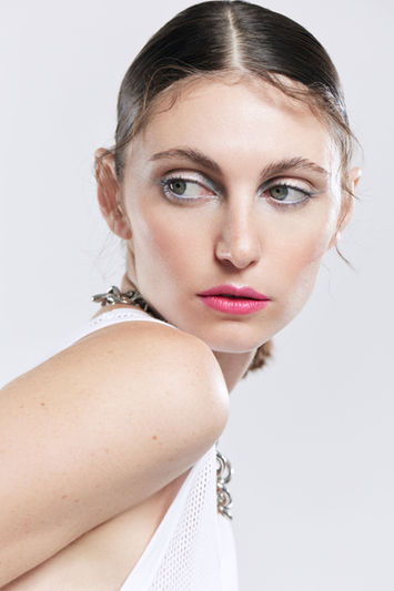Mannequin femme ; cheveux attachés et plaqués ; rose à lèvres ; avec un t-shirt blanc ; dans un studio à Nantes.