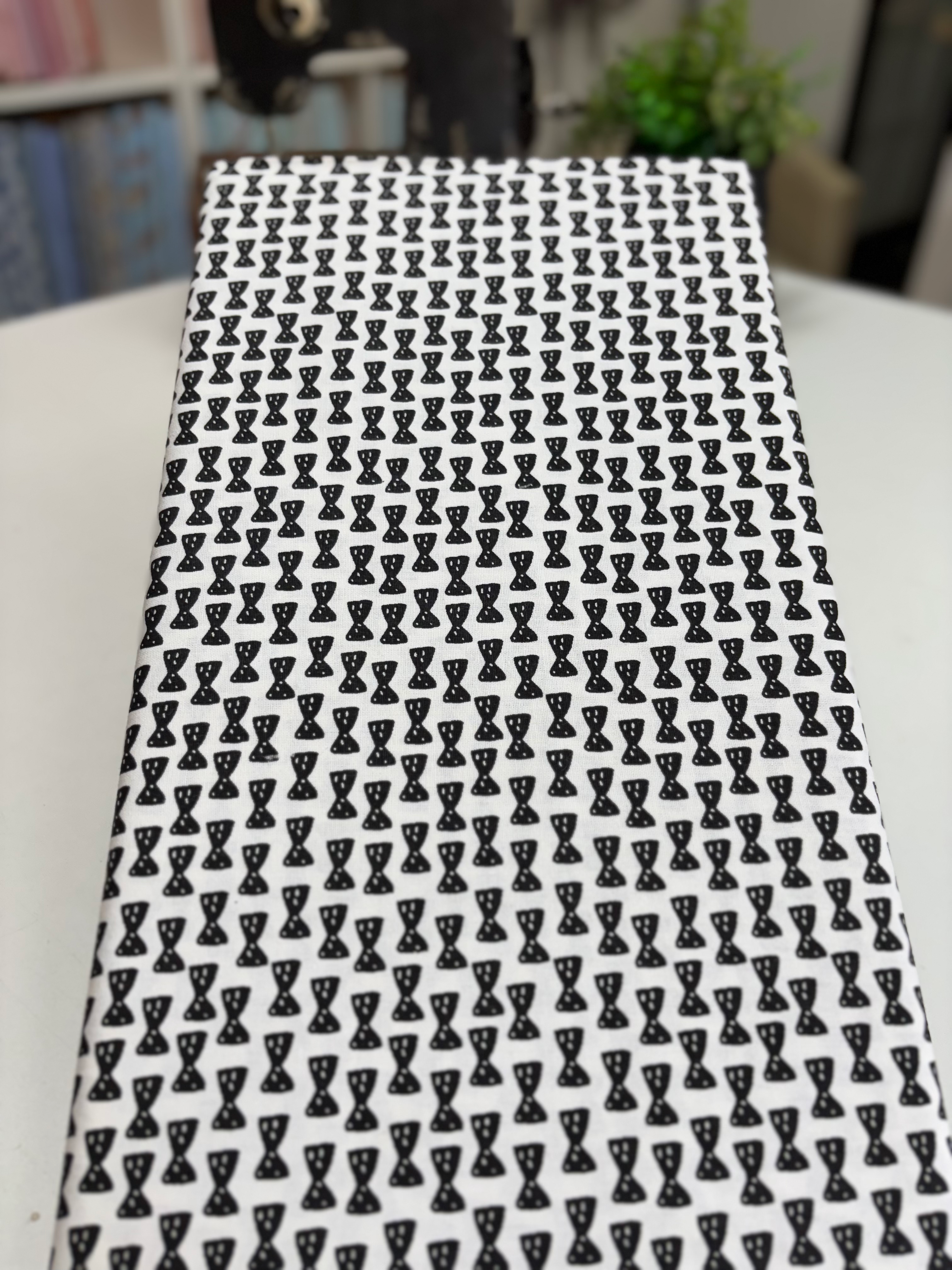 Tricoline estampado gravatinhas pretas fundo branco