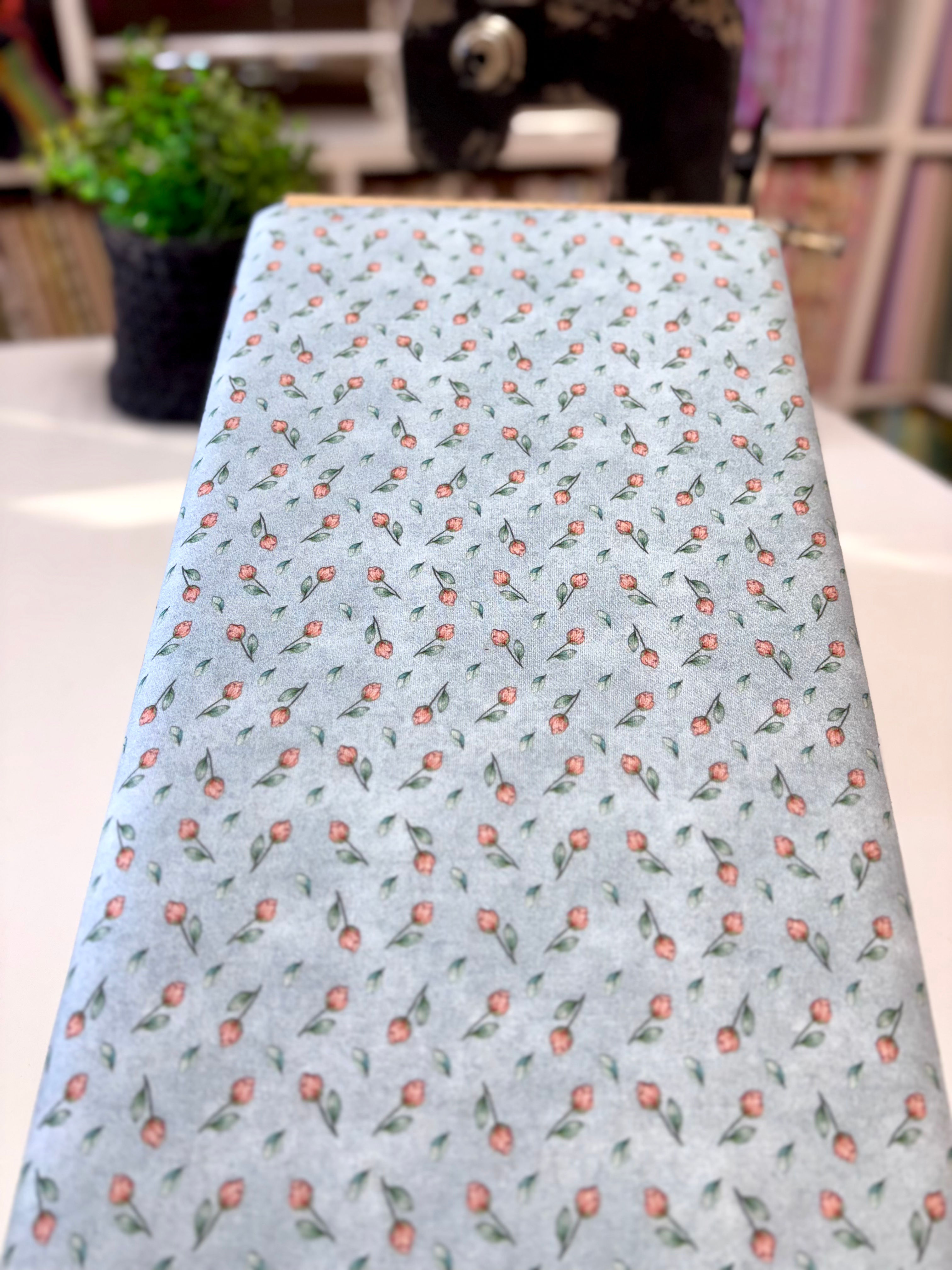 Tricoline estampa digital mini floral fundo azul claro coleção Floridinhos Fofos