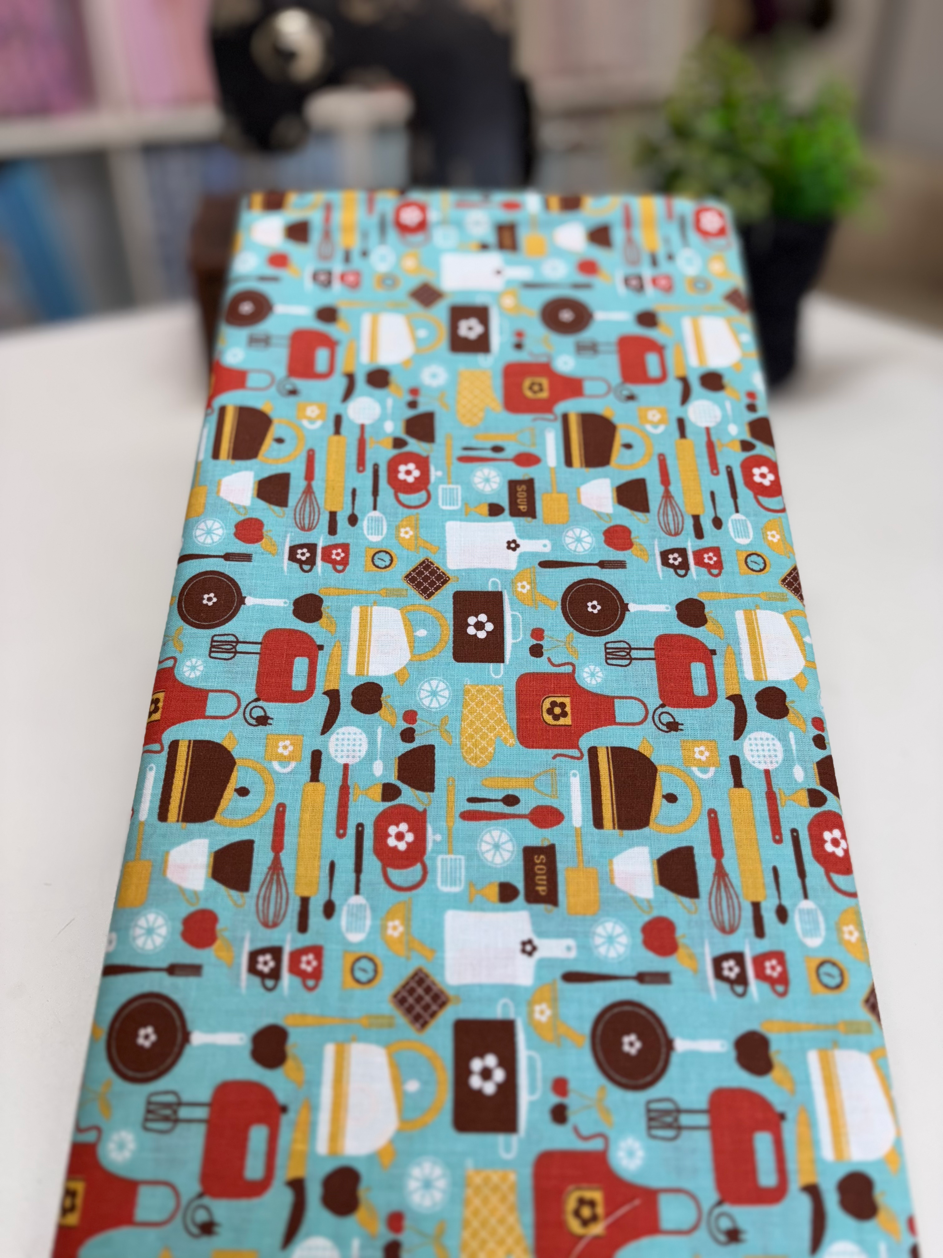 Tricoline estampado utensílios de cozinha fundo azul turquesa Coleção cozinha
