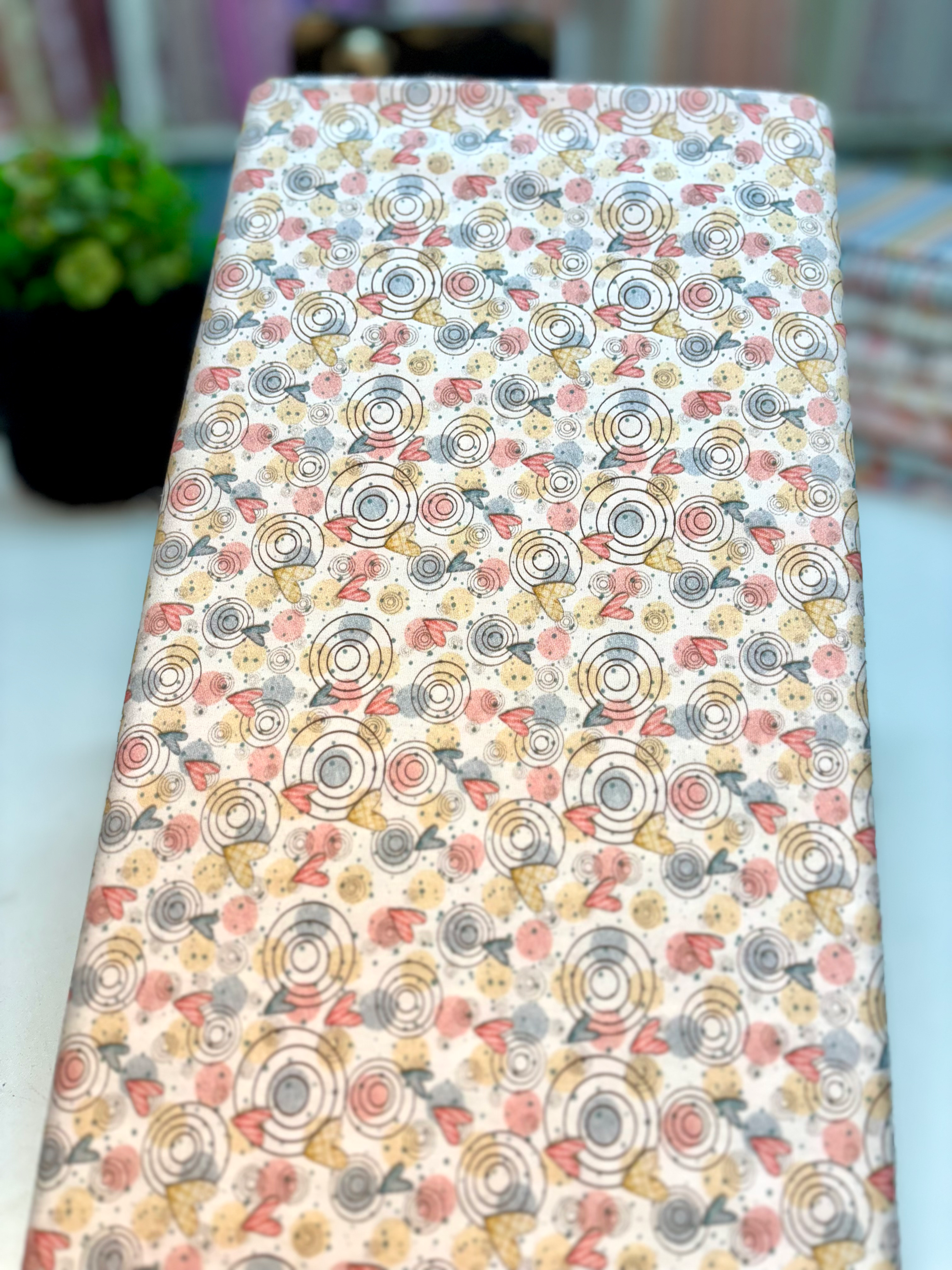 Tricoline estampa digital fundo claro com corações Coleção Páscoa Candy